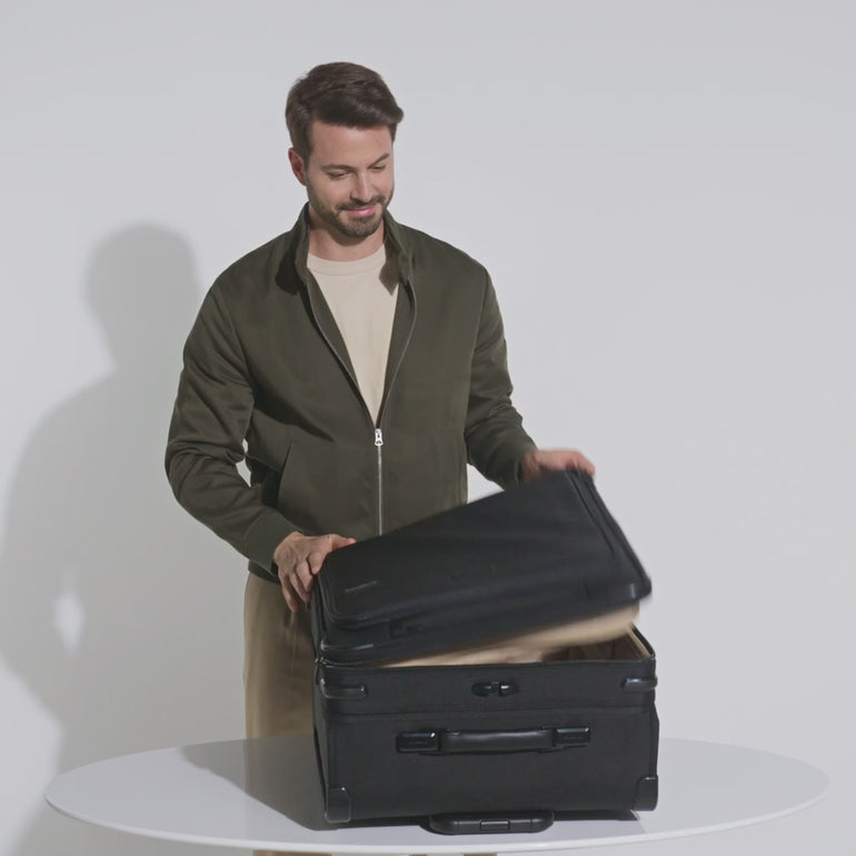 Briggs & Riley Baseline Medium Expandable Spinner Luggage